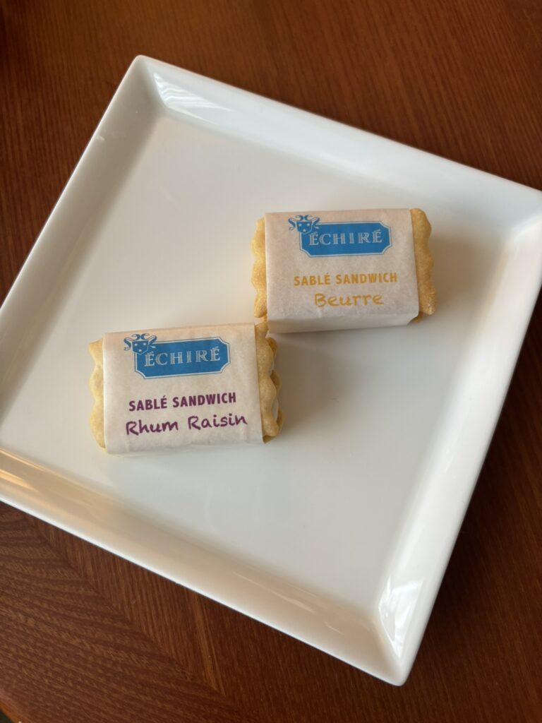 エシレ・パティスリー オ ブール横浜髙島屋店で購入したサブレサンド(バター、ラムレーズン)2個が白いお皿に並んでいる様子
