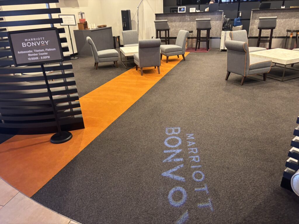 シェラトングランデトーキョーベイのMarriott Bonvoy プラチナ・チタン・アンバサダー会員専用カウンターの様子。ラウンジのような空間でゆったりチェックイン可能。