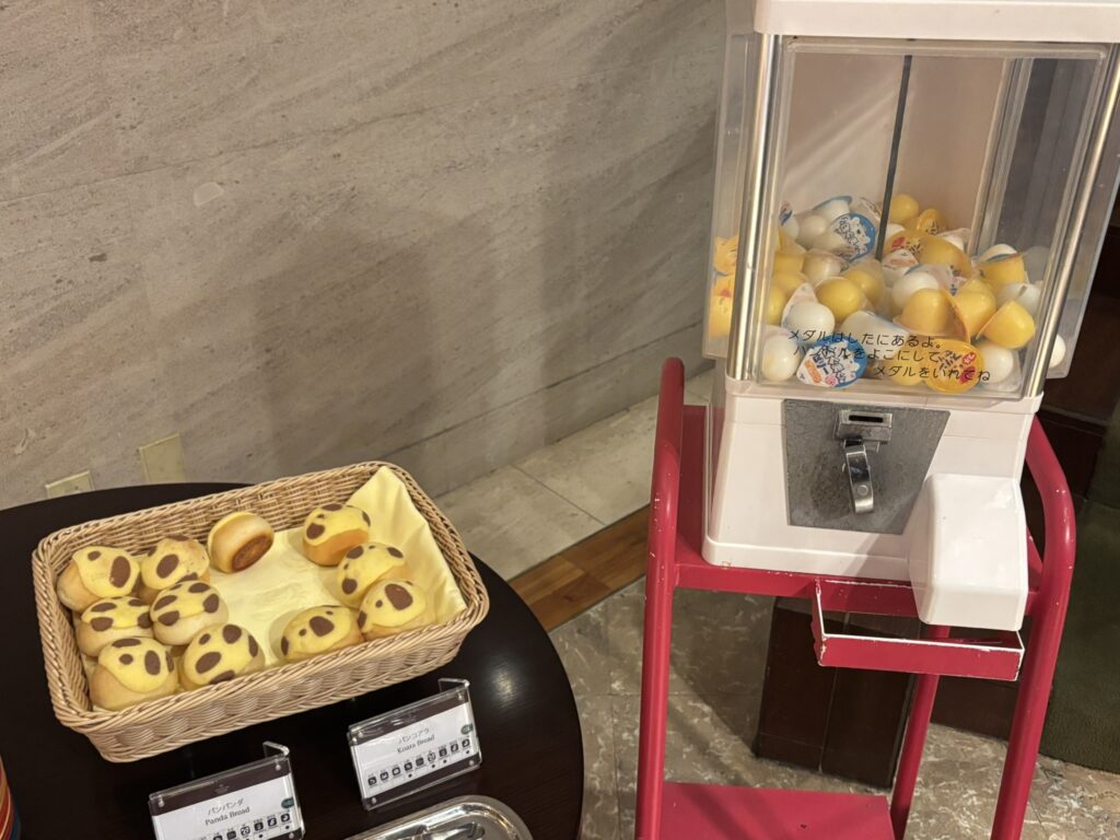 シェラトングランデトーキョーベイのガレリアカフェ。キッズコーナーのパンダパンとゼリーのガチャガチャ。