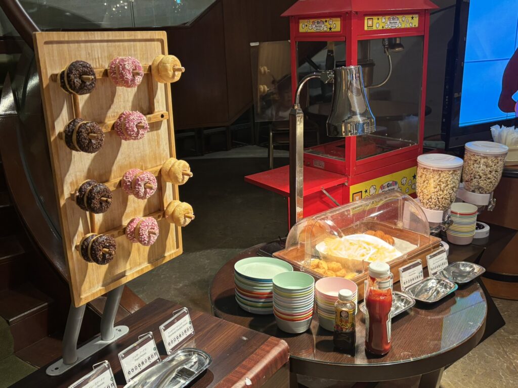 シェラトングランデトーキョーベイのガレリアカフェ。キッズコーナーのドーナツとポップコーン。
