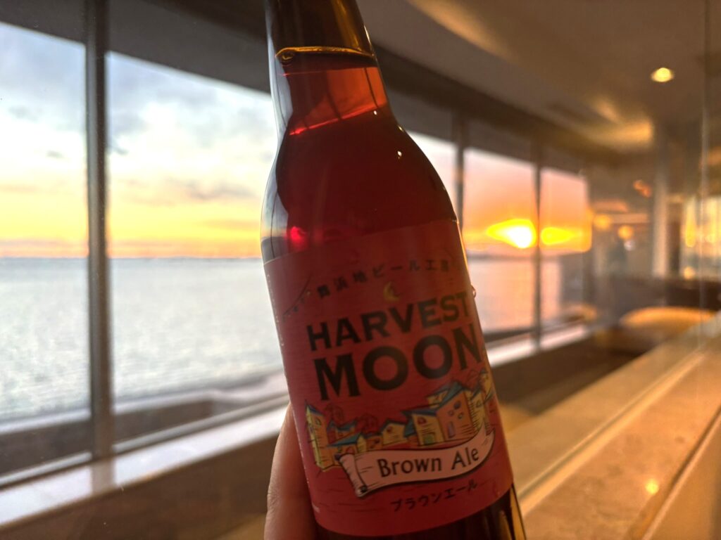 シェラトングランデトーキョーベイのクラブラウンジ。クラフトビールと夕日。