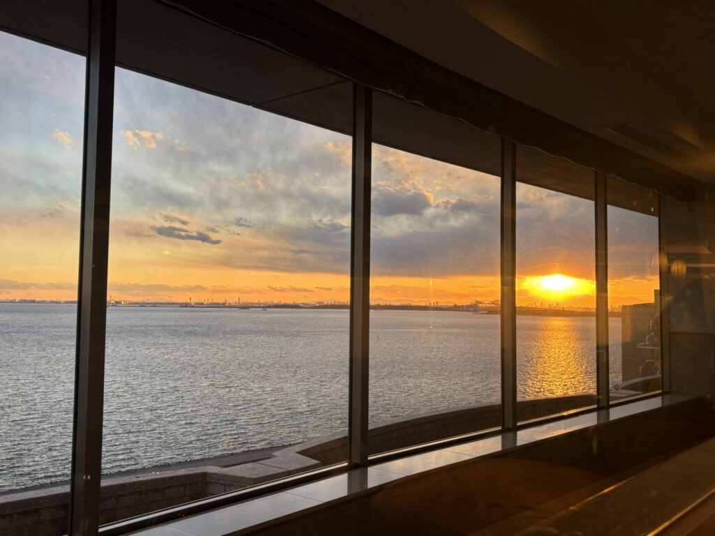 シェラトングランデトーキョーベイのクラブラウンジ。海側の景色と夕日。