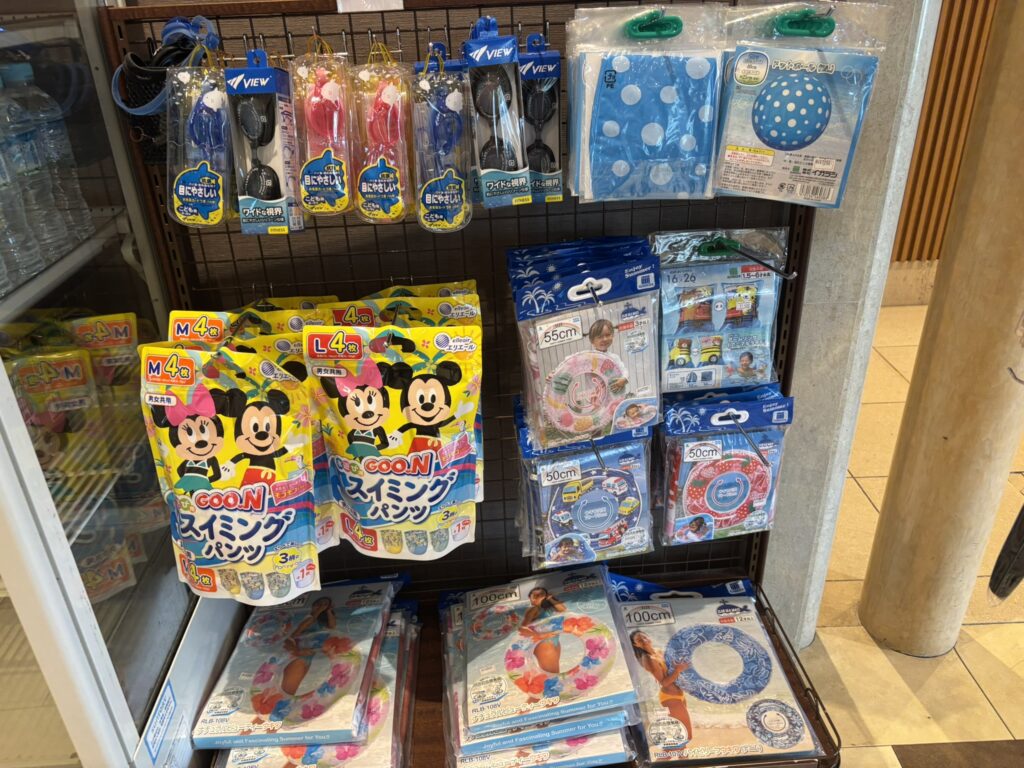 シェラトングランデトーキョーベイのプール前で売っているグッズ。