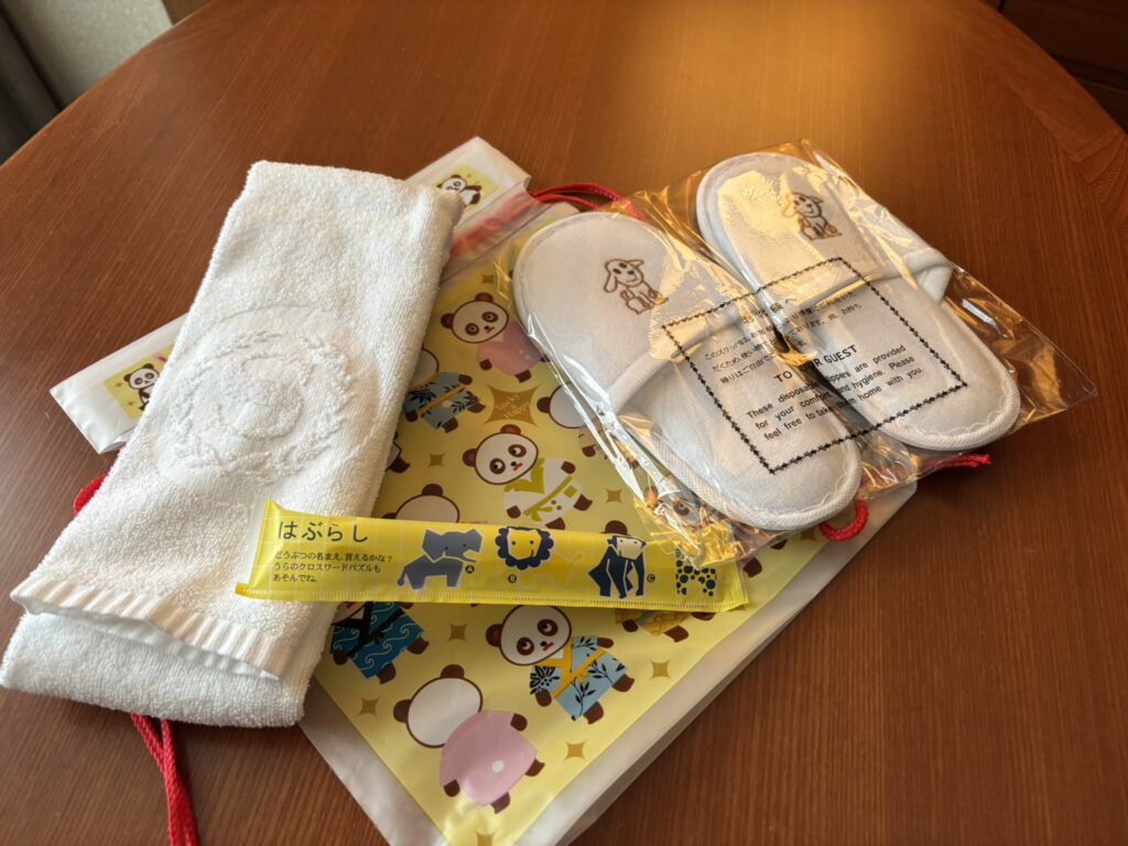 横浜ベイシェラトン ホテル&タワーズ。チェックイン時に受け取った子供用アメニティ、タオル、スリッパ、歯ブラシ