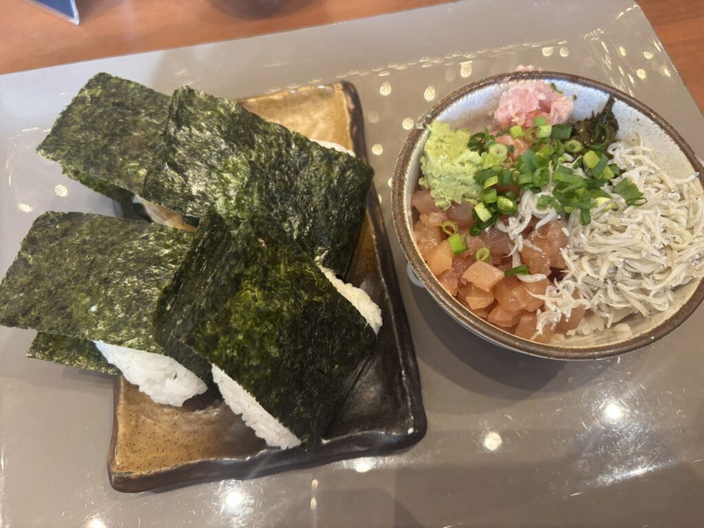 横浜ベイシェラトン ホテル&タワーズ。朝ごはんのおにぎりとマグロ丼