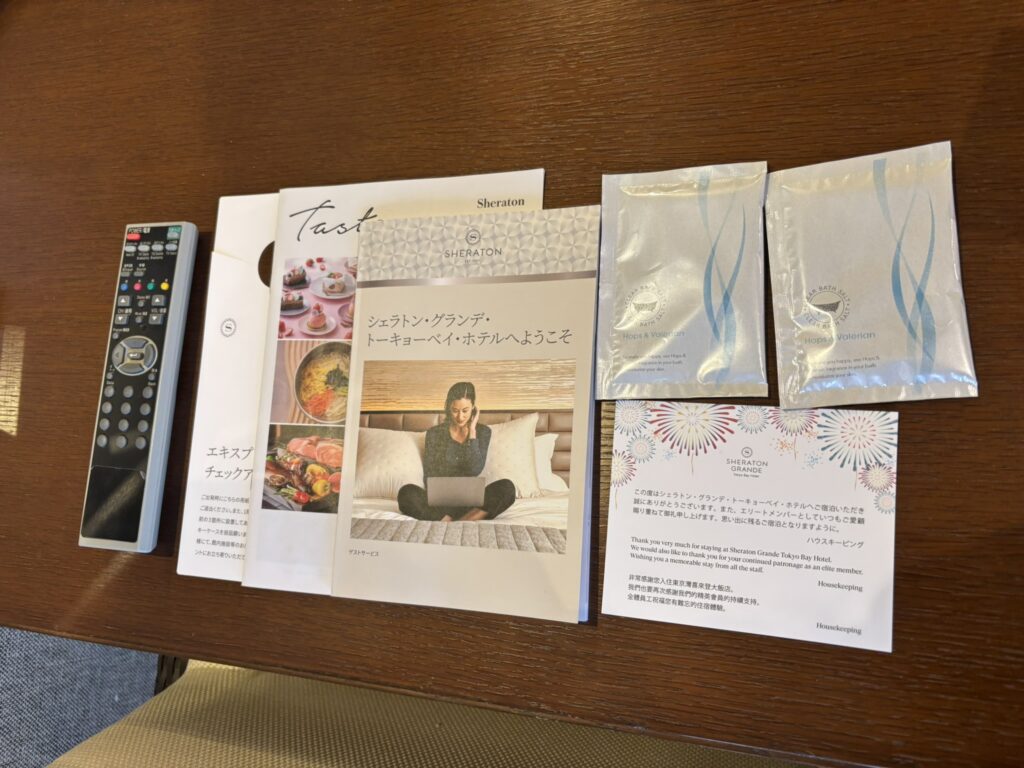 シェラトングランデトーキョーベイのお部屋に置いていただいたバスソルトとその他案内