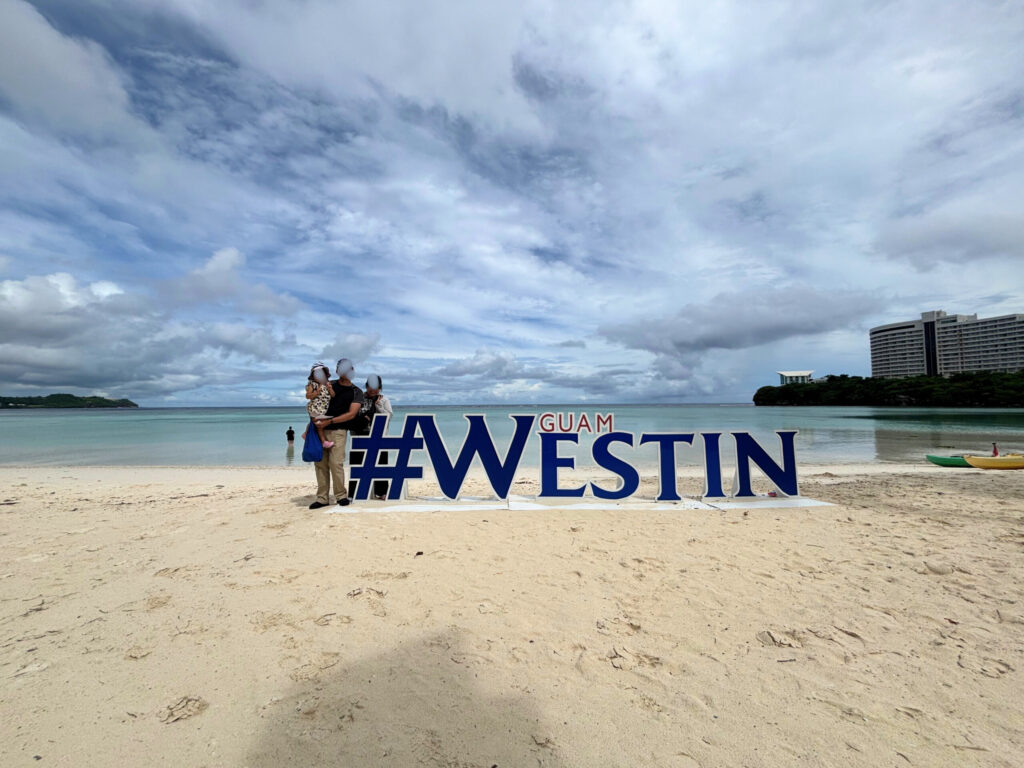ビーチのWESTINの前で家族写真を撮ってもらったときの写真