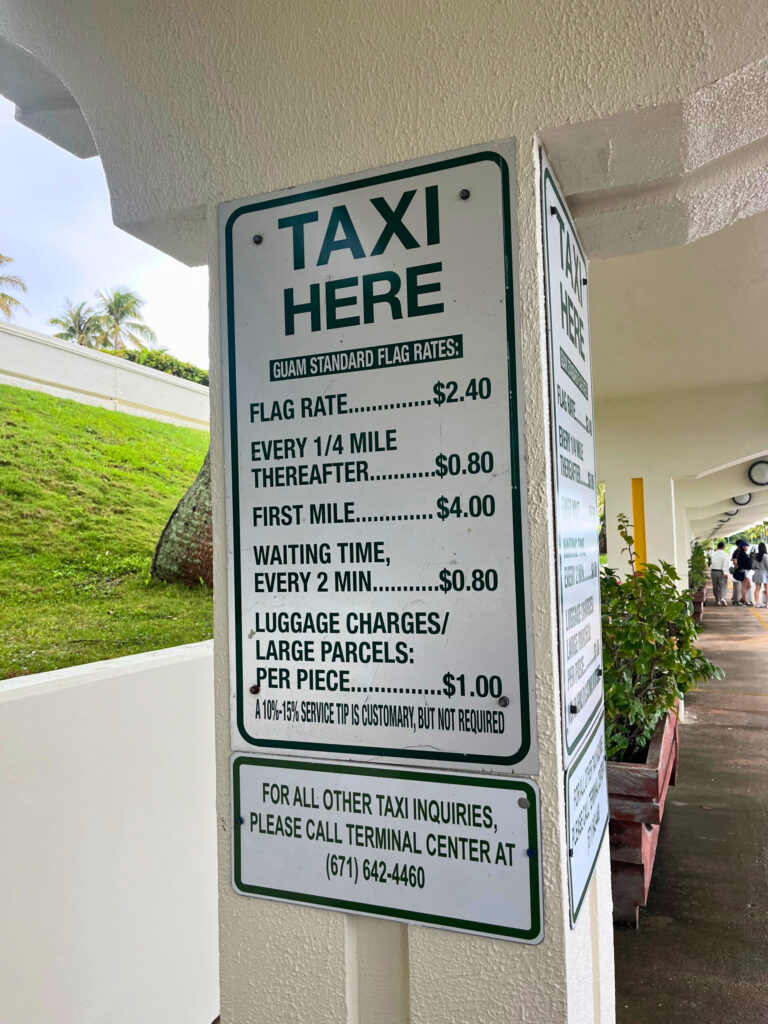 グアム空港のタクシースタンドの目印となるTAXI HEREの表示