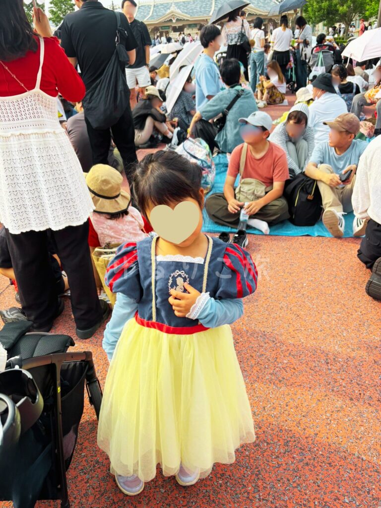白雪姫ドレスを着て開園待ちをする4歳の娘