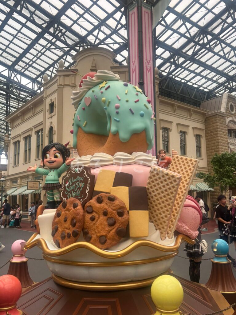 ワールドバザールに飾られたヴァネロペのスウィーツ・ポップ・ワールドのオブジェ