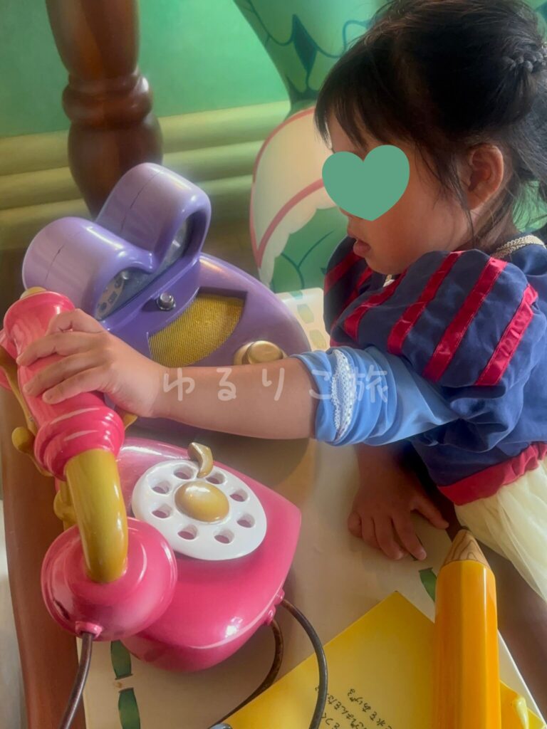 ミニーの家のおもちゃの電話で遊ぶ娘