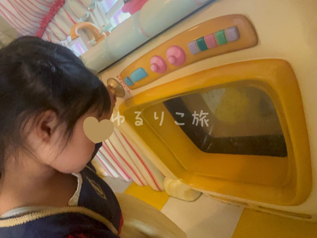 ミニーの家の食洗機を見る娘