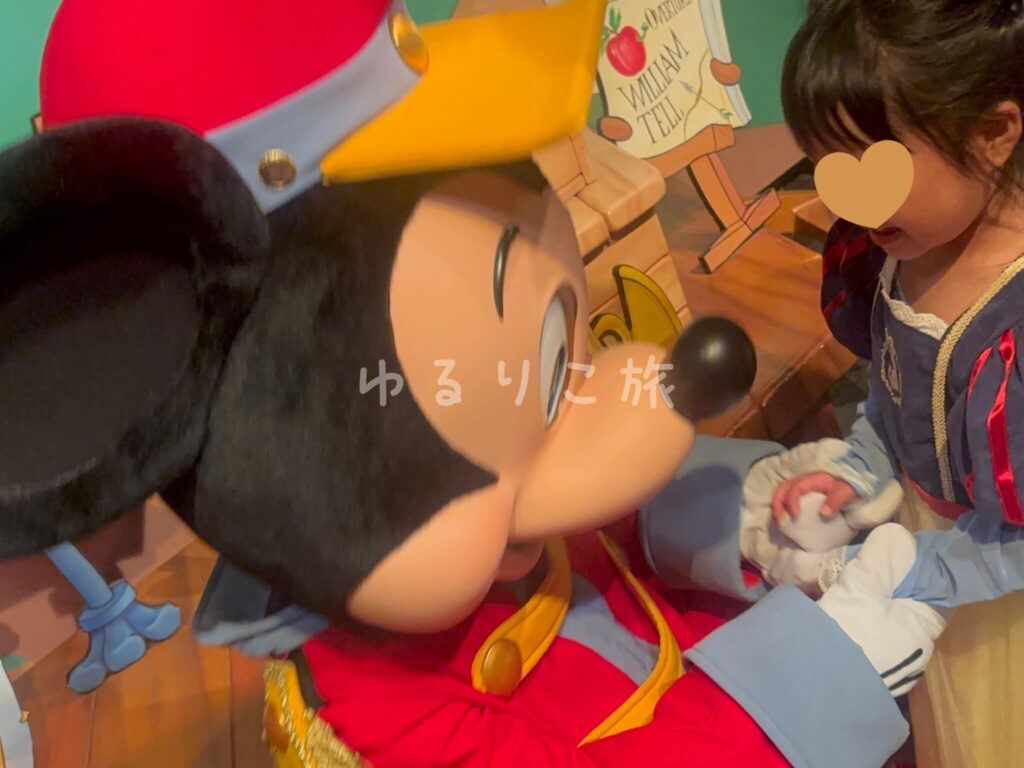ミッキーに手を握ってもらう娘
