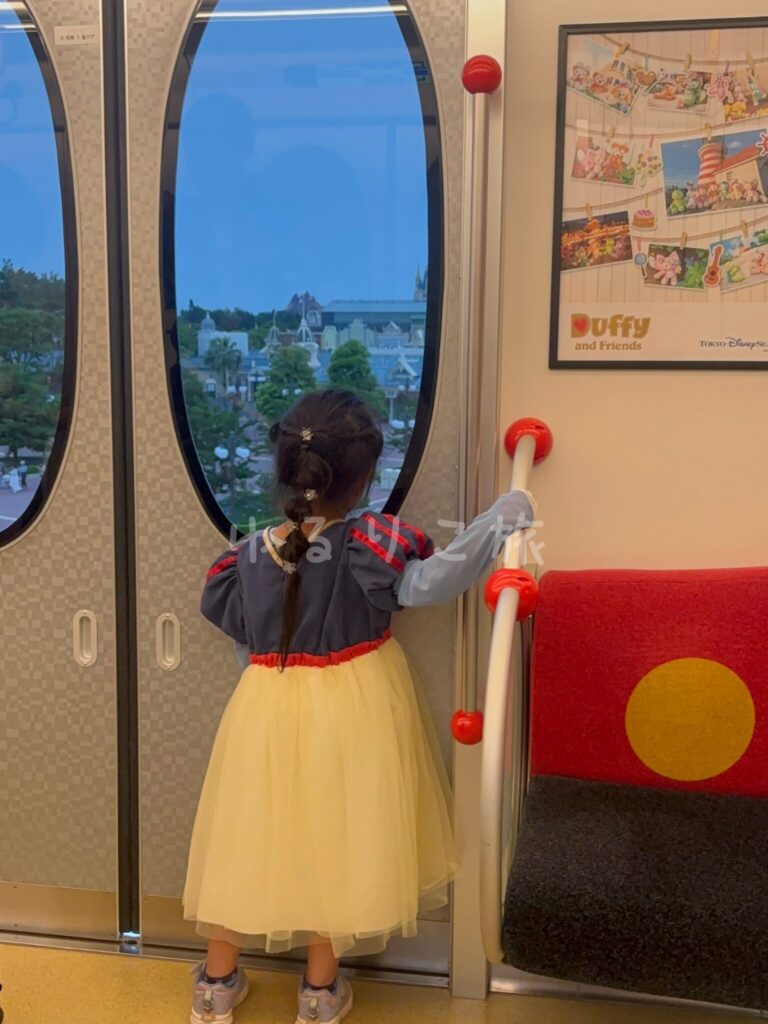 ディズニーリゾートラインの車内から見た景色