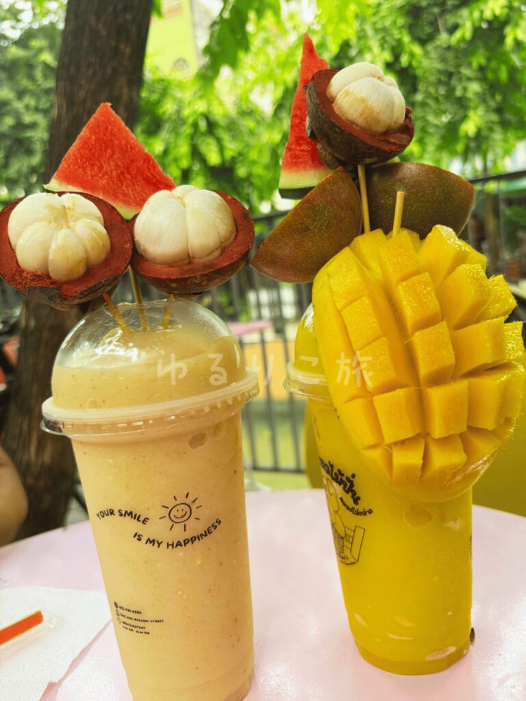 バンコクのBest fruit frappe in bangkokで注文したマンゴーとマンゴスチンのスムージー