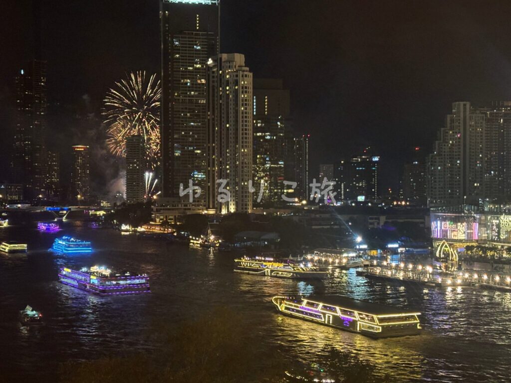 Royal Orchid Sheratonの部屋から見えた川沿いの夜景と花火