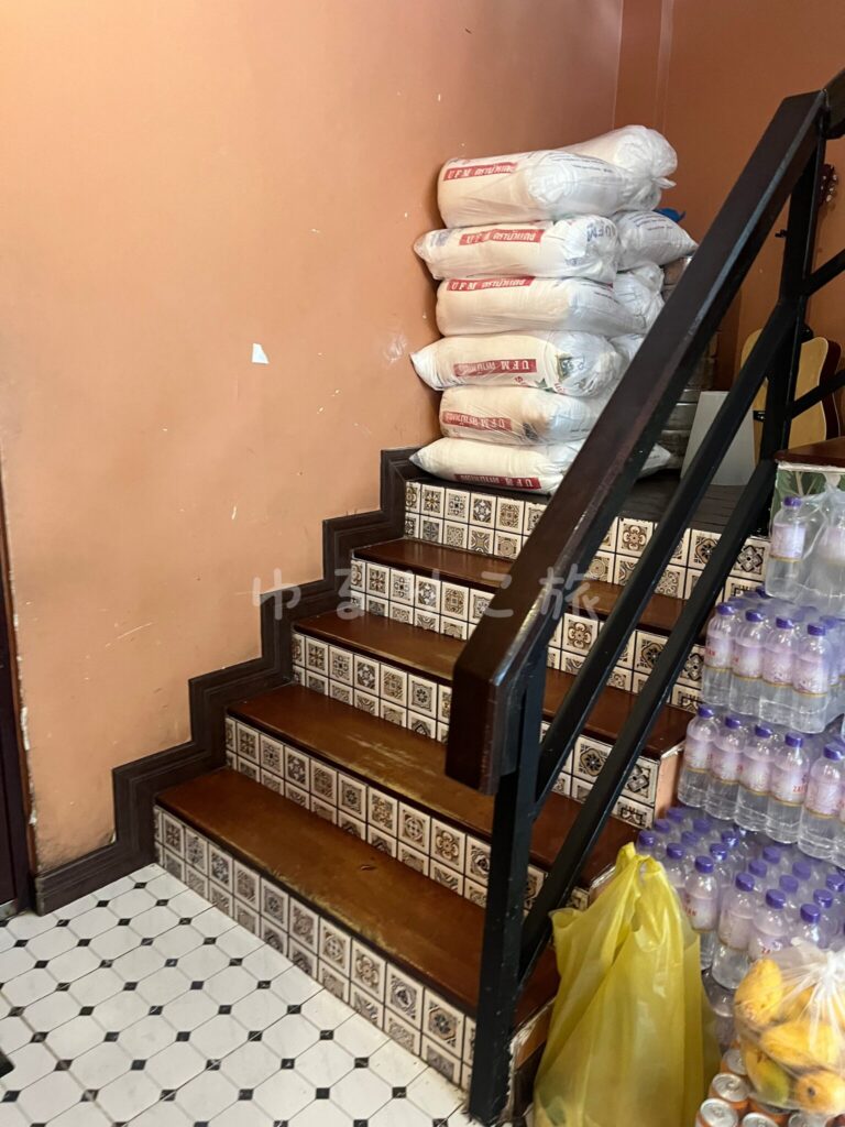 Zafran Eatery店内のタイル装飾がある階段