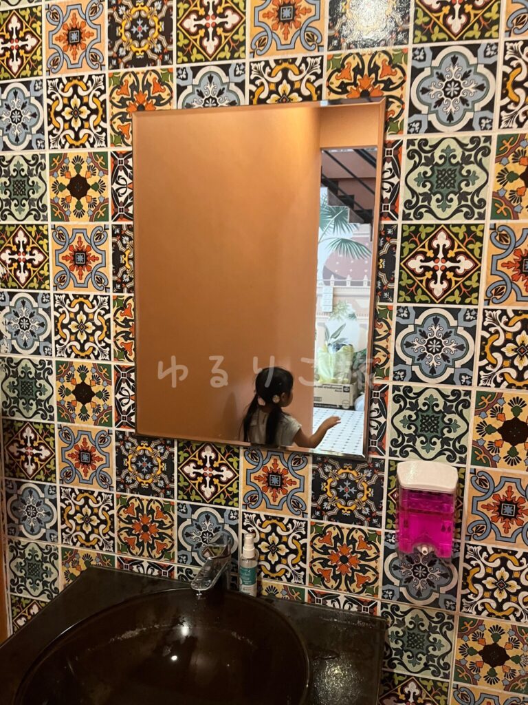 Zafran Eatery店内のタイル装飾がある手洗い場