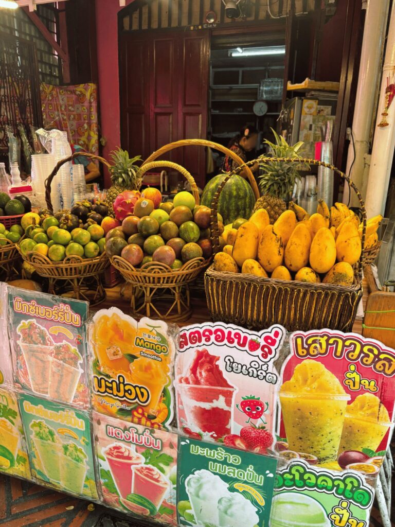 店頭にマンゴーやマンゴスチンなどのフルーツが並ぶBest fruit frappe in bangkok