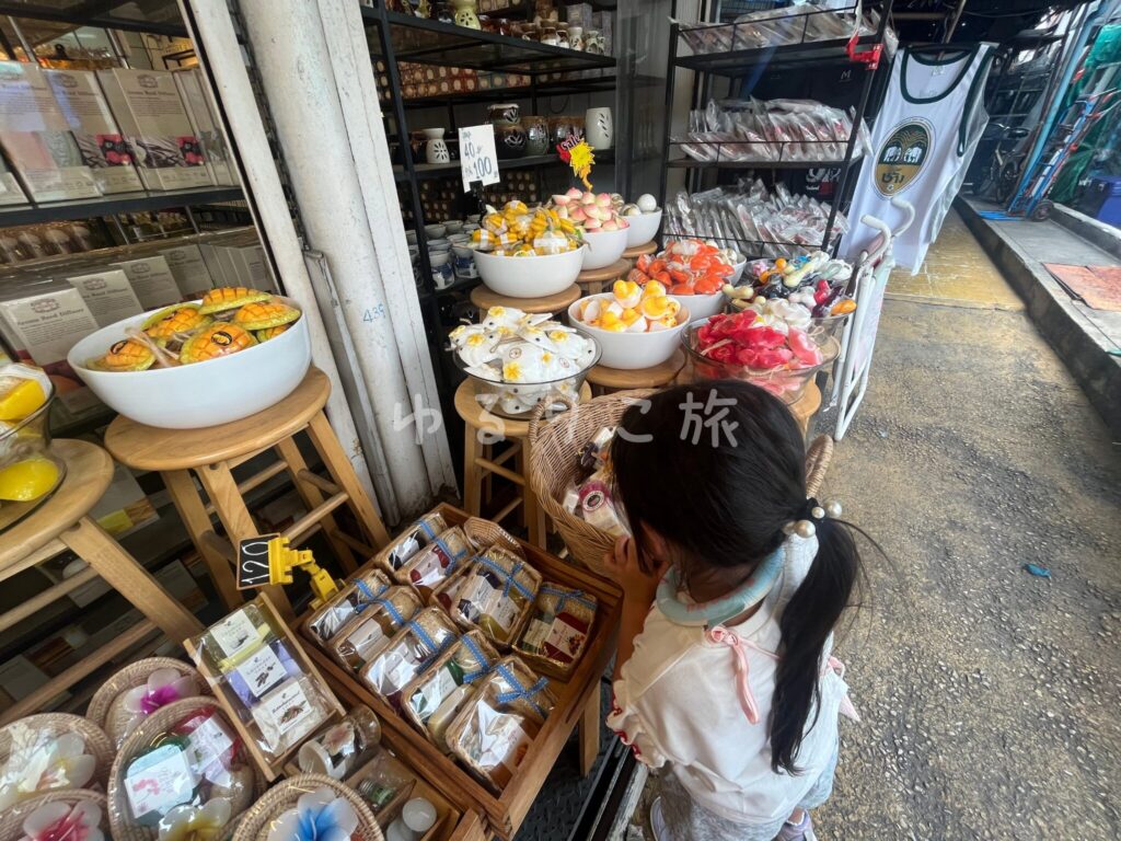 チャトチャックマーケットのお店で商品を選ぶ4歳の娘