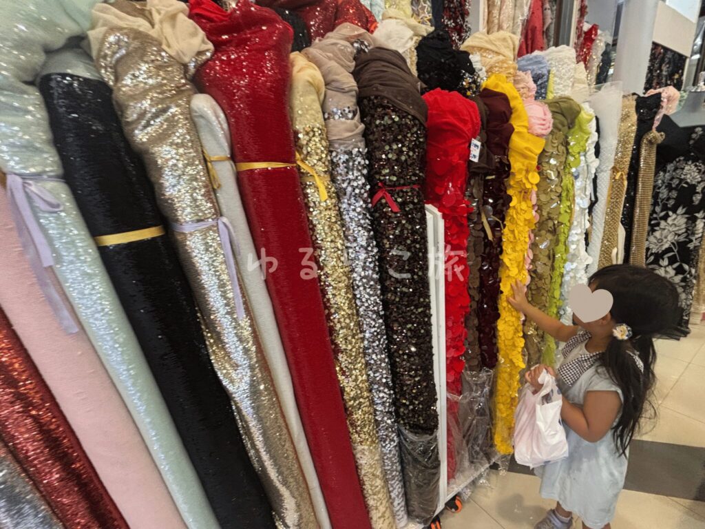 China Worldの布屋さんで布を見ている子ども