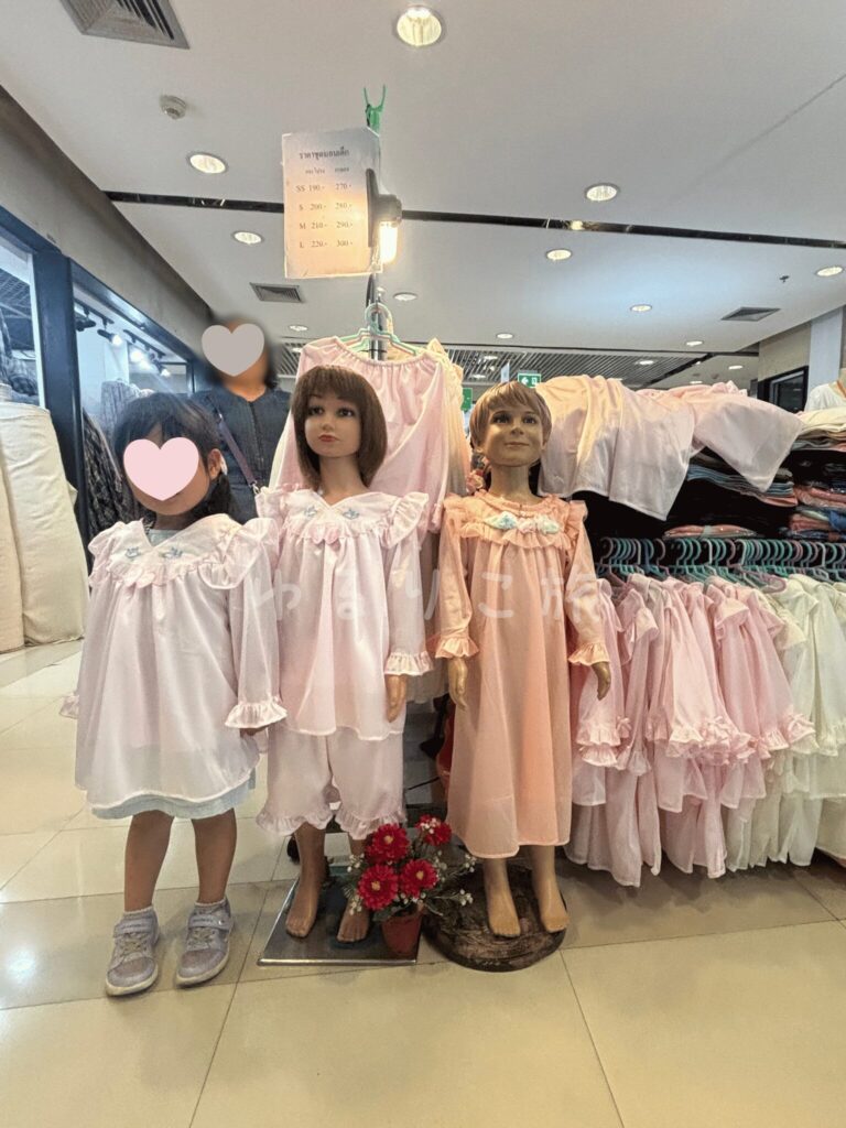 China Worldで試着したフリル付きの子ども用パジャマ