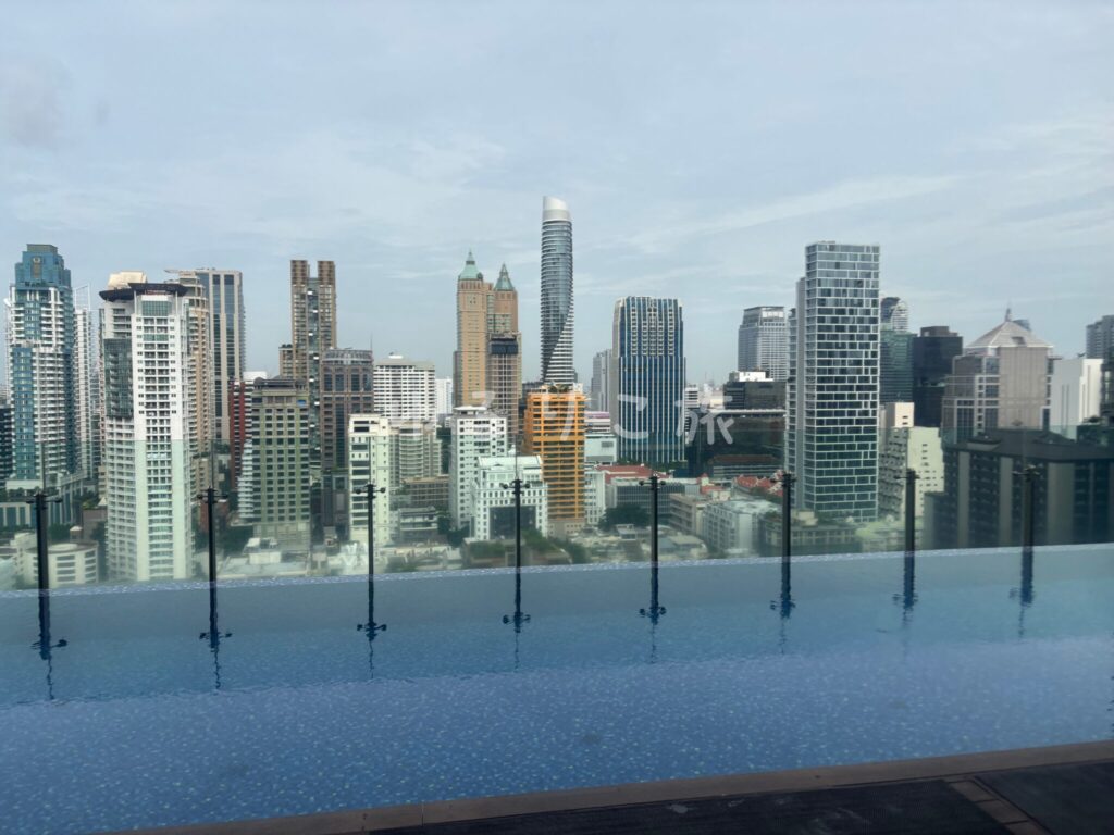 Hotel Indigo Bangkok Wireless Roadのインフィニティプールとバンコクの街並み