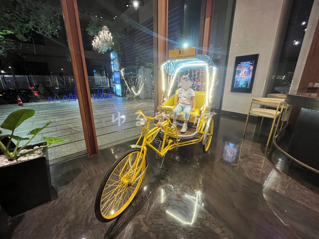 Hotel Indigo Bangkok Wireless Roadに飾られたリキシャのインテリア