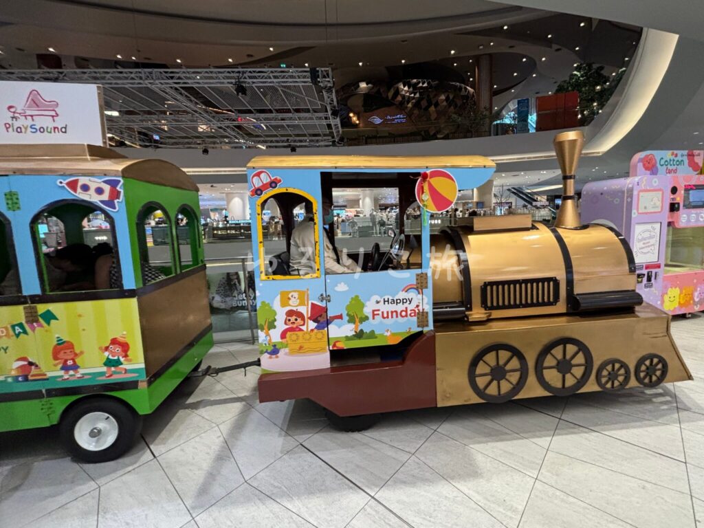 ICONSIAM館内を走る子ども向けの汽車