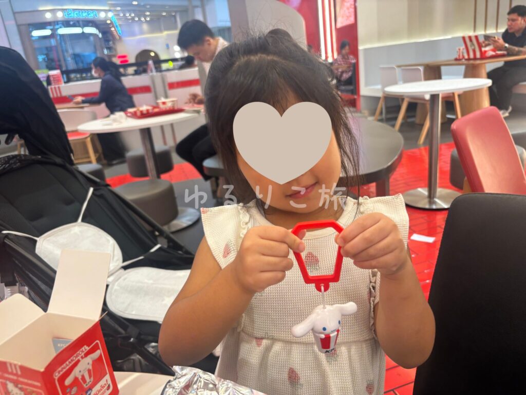 KFCのサンリオコラボで手に入れたシナモロールグッズを持つ4歳の娘