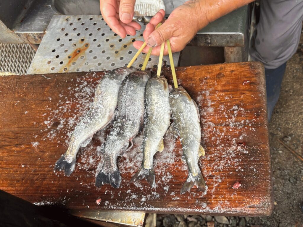 清川リバーランドでさばいて串に刺した魚と魚の心臓