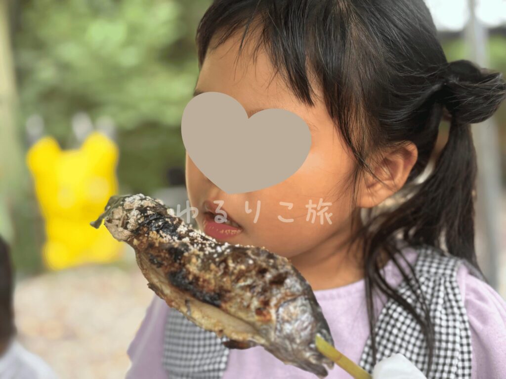 清川リバーランドで焼きたての魚を食べる子ども