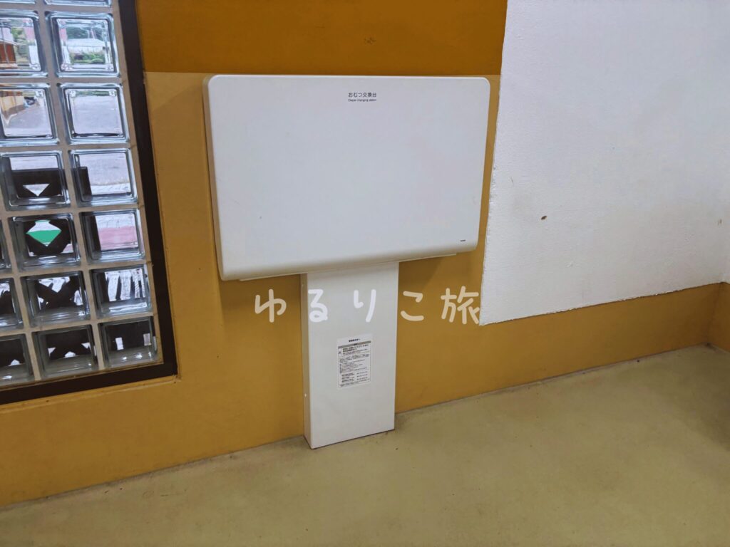 水の郷商店街の駐車場に隣接するトイレのおむつ交換スペース