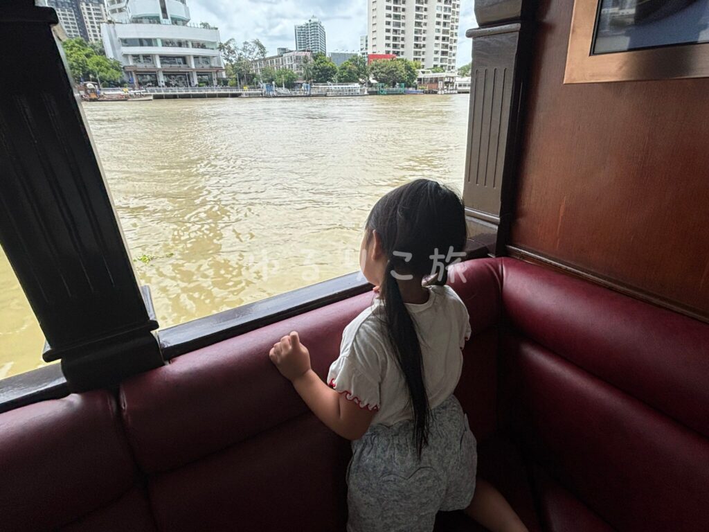 Royal Orchid Sheratonのホテルボートから川を眺める4歳の娘