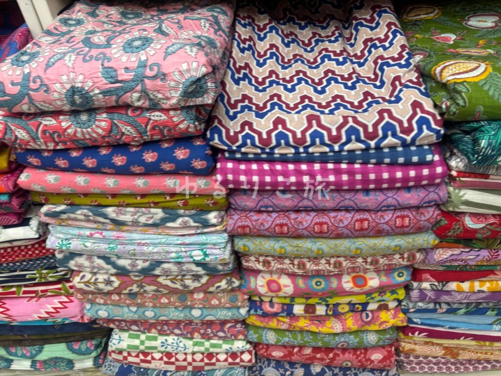China WorldのUma Fabricに並ぶカラフルなブロックプリント生地