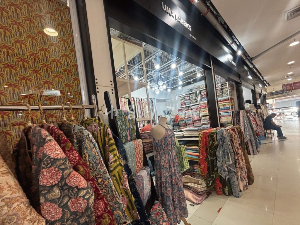 バンコクのChina WorldにあるUma Fabricsの店舗