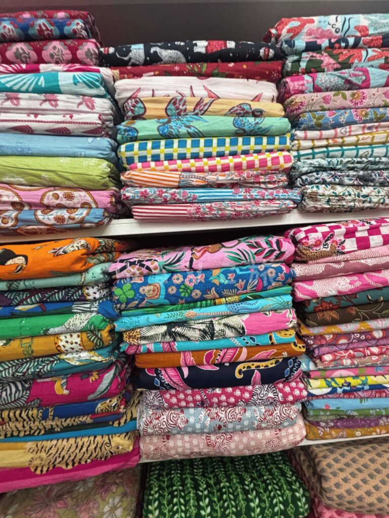 Uma Fabricsに積まれた色とりどりのブロックプリント生地