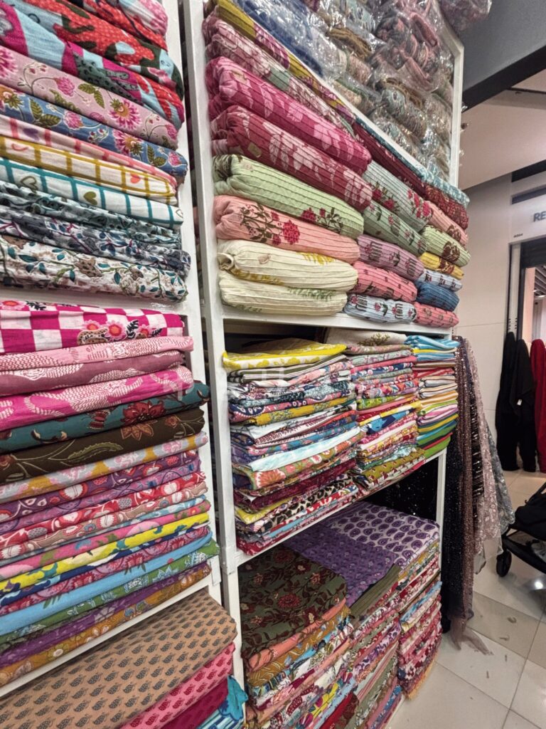 Uma Fabricsに積まれた色とりどりのブロックプリント生地