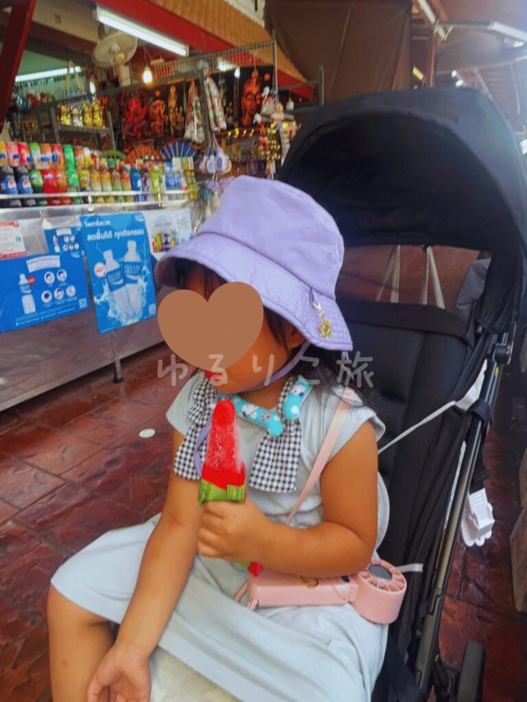 ワットアルンでアイスを食べて休憩する4歳児