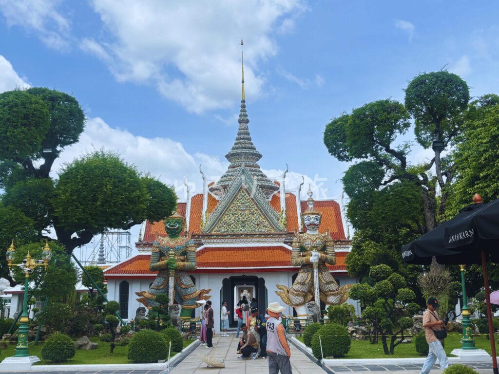 ワットアルン境内の寺院と庭園