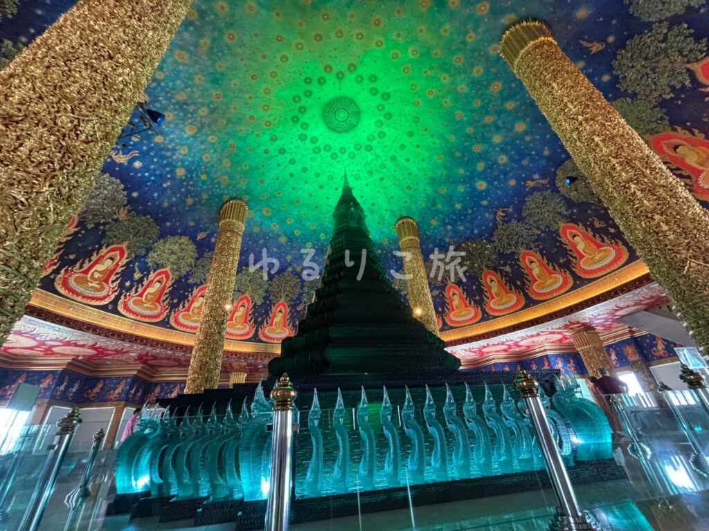 バンコクのワットパクナムにあるエメラルド色の美しい天井