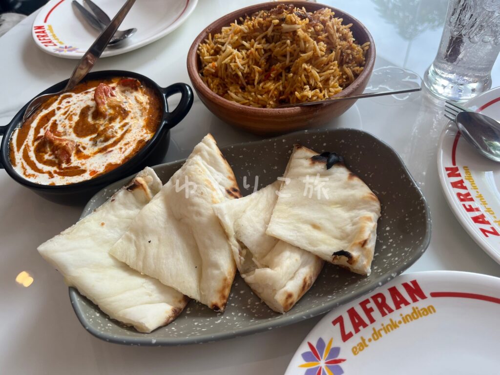 Zafran Eateryで注文したチキンビリヤニとバターチキンカレー、チーズナン