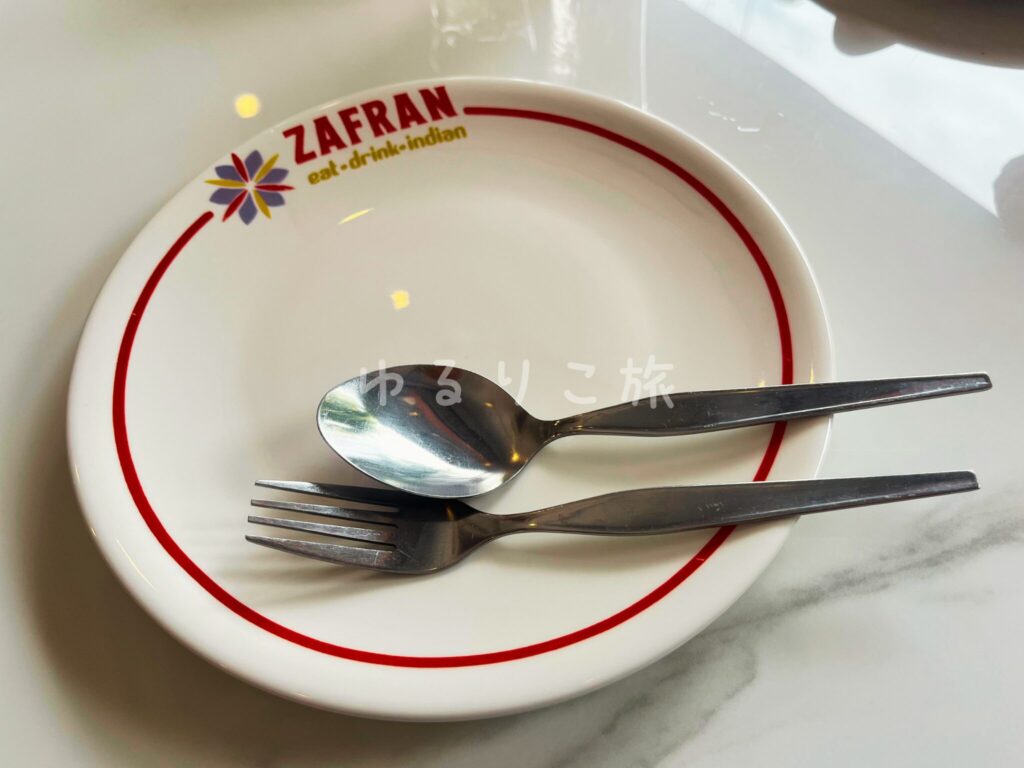 Zafran Eateryの店名ロゴが入ったオリジナルのお皿