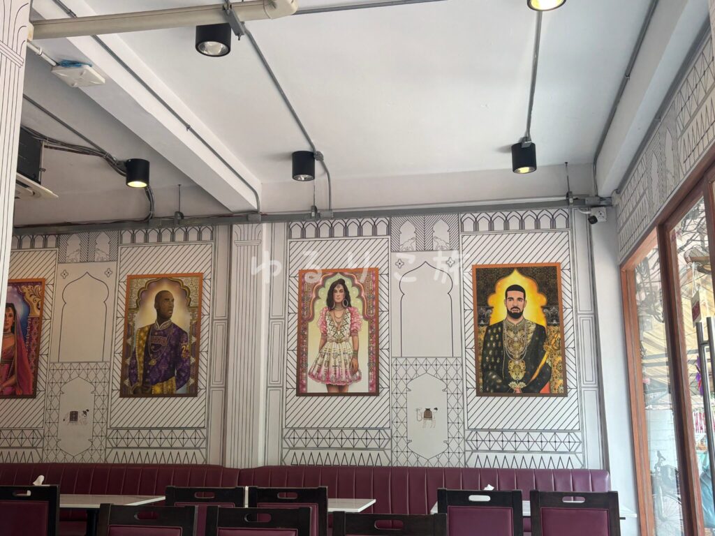 インドを感じる人物画が飾られたZafran Eateryの店内