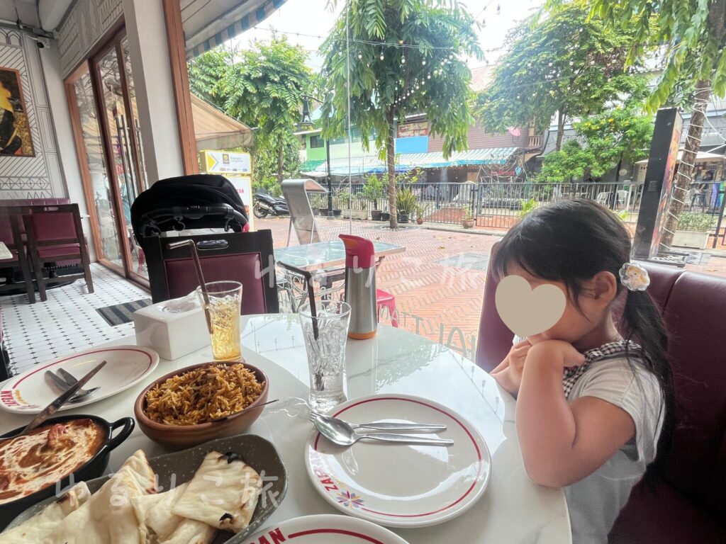 Zafran Eateryでインド料理を食べる4歳児とのランチ