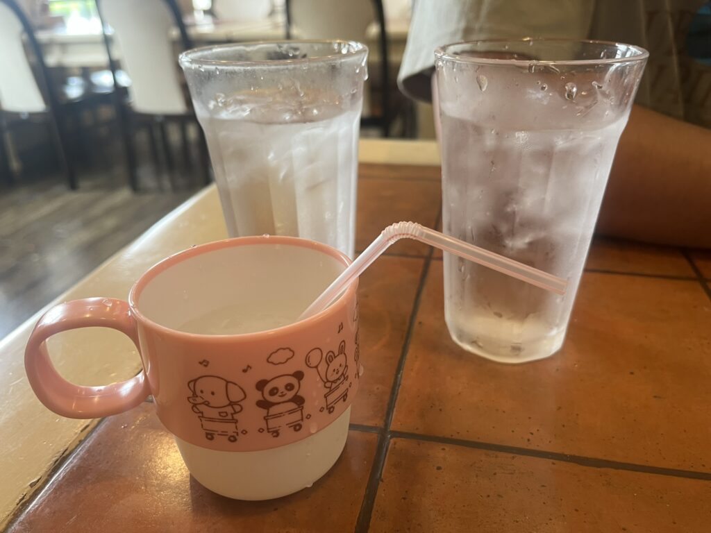 ボンジョルノ本店で用意された子ども用プラスチックコップ
