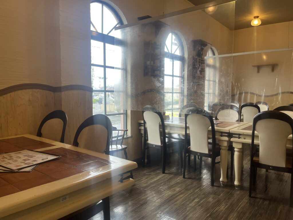 ボンジョルノ本店の店内とテーブル席
