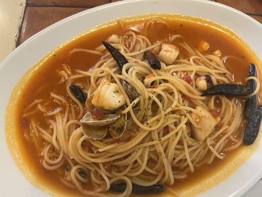 ボンジョルノ本店の魚介たっぷりのベスビオ