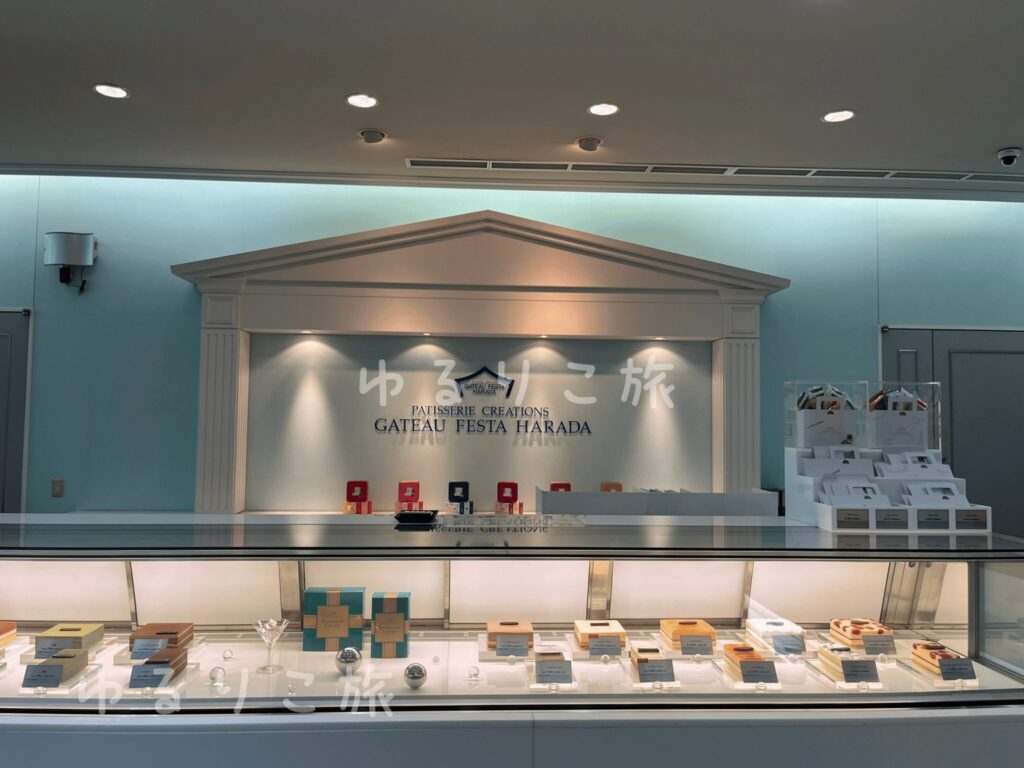 ガトーフェスタ ハラダ本社工場の店舗にあるケーキコーナー