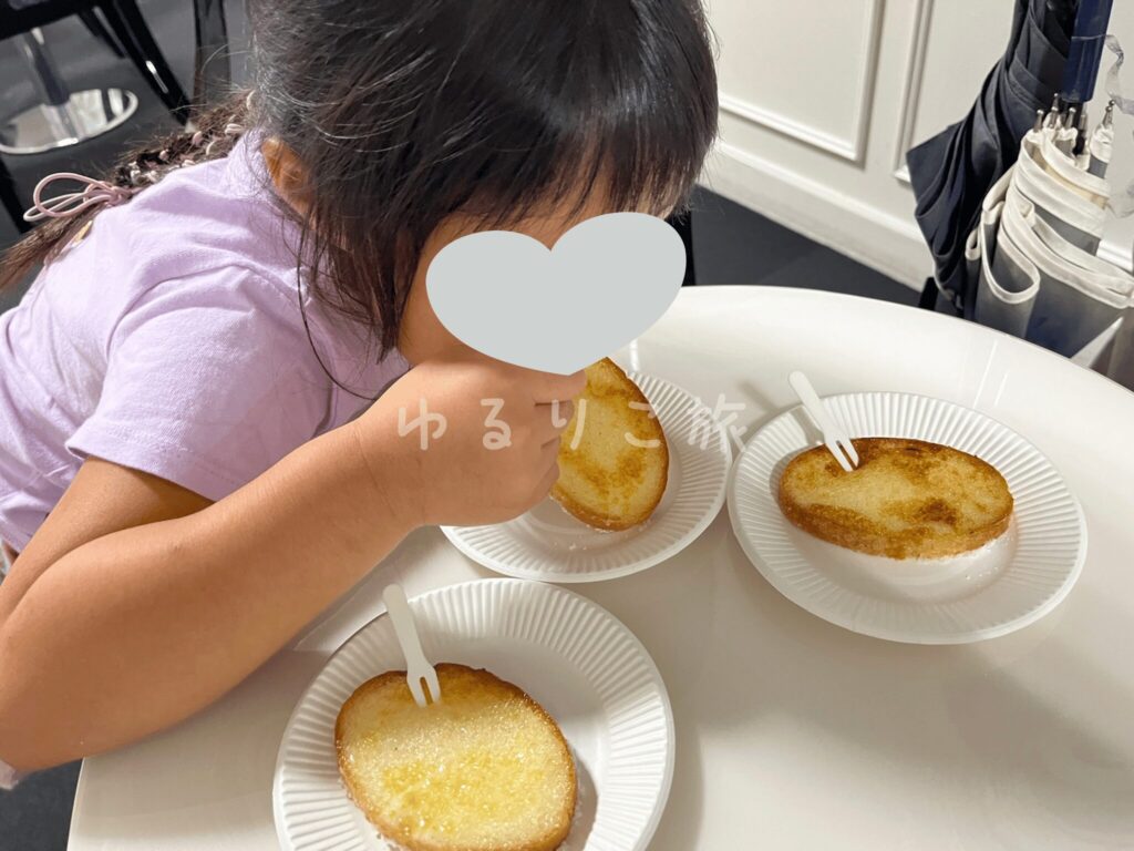 ガトーフェスタ ハラダの工場見学で生ラスクを食べる4歳児